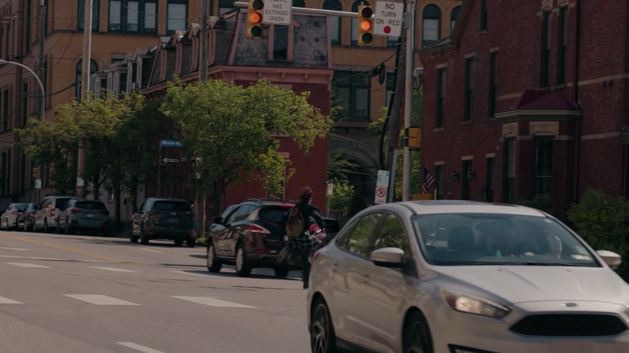 David running down E North Ave away from PTMC ER entrance